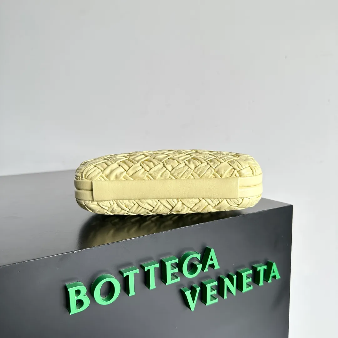 Batch 1860 BV Knot | The classic return of the evening bag. Original leather ➕ Stainless steel hardware ➕ 24k real gold plating ➕ Fully handmade. Those who know the history of our brand should have heard that the knot is a story of Bottega Veneta, and it is also one of the more important design elements. Matthieu Blazy's work this season sublimates Knot's classics, with a new knot design and a woven shoulder strap, plus Fouland Intreccio's weaving technology, adding some fashion to the retro and nostalgic feel of the past. Style number: 717622 Size: 20.5*6*12.5